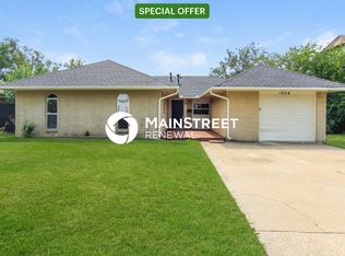 1004 NW 19th St, Moore, OK 73160