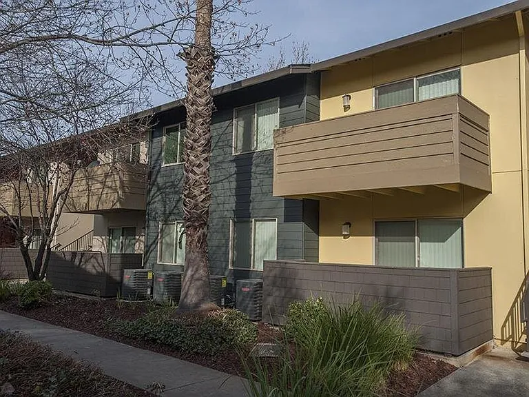 Parkwood Apartments — Photo 21