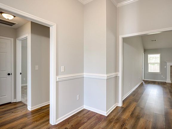 3rd image of 140 Sutton Ct