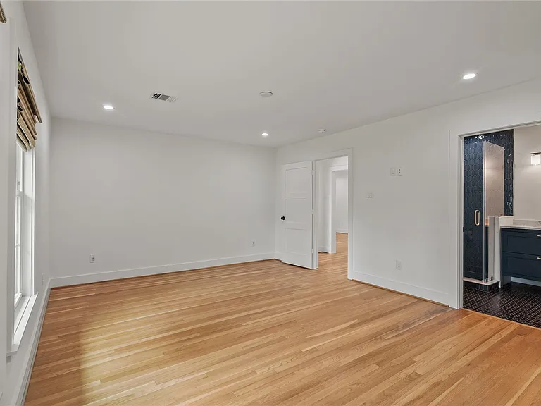 312 W 31st St — Photo 12
