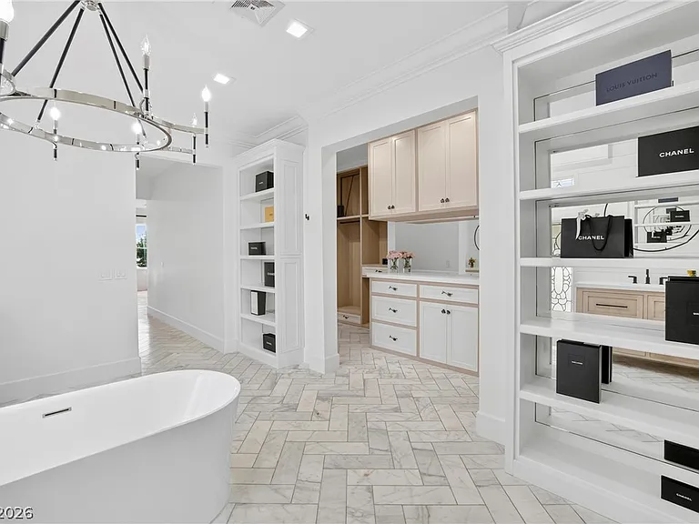 304 N Royal Ascot Dr — Photo 37