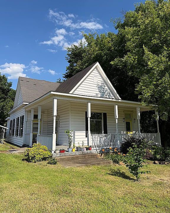 1st image of 409 W Valley St