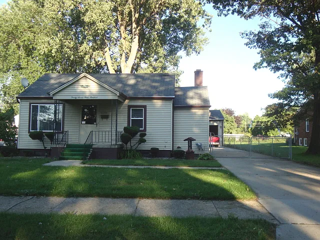 27300 Edward St — Photo 1