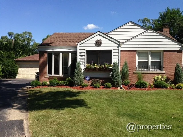 5822 W Greenleaf Ave photo 1