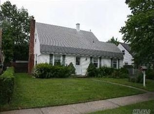 19 Peachtree Ln, Levittown, NY 11756