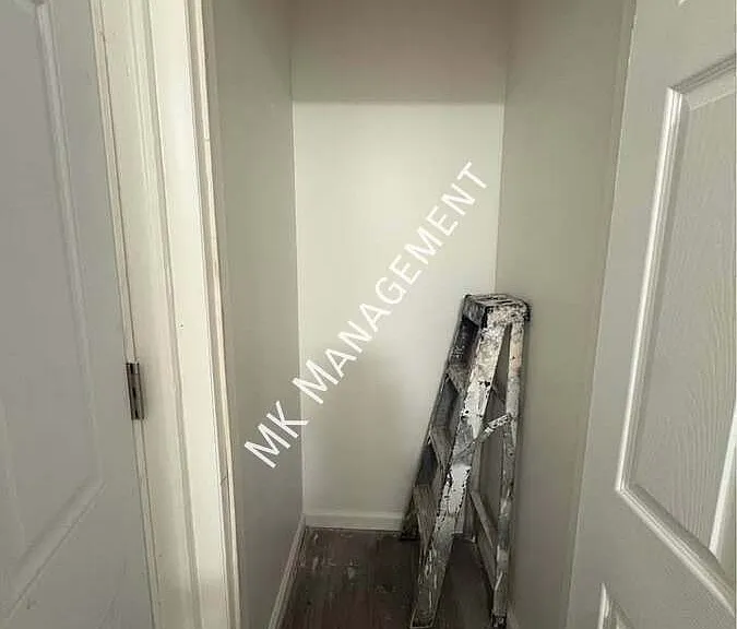 639 E Locust St #5 — Photo 11