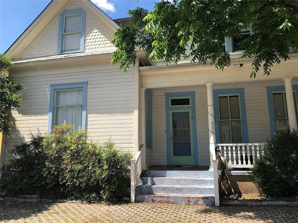 3 bed, 1.0 bath, 1000 sqft, $2,200 — Photo 1