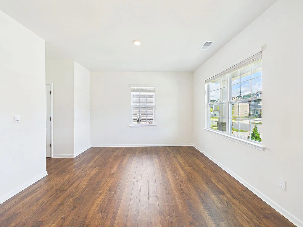 4 bed, 2287 sqft, $2,600 — Photo 4
