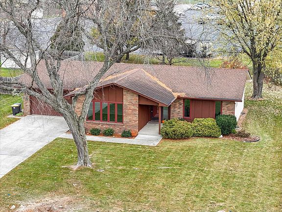 4th image of 4707 Woodstock Dr