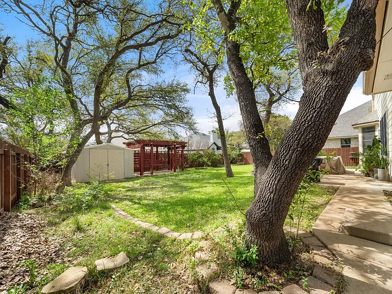 1512 Amelia Dr — Photo 31