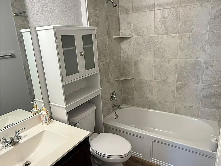 100 Granville Ct — Photo 5