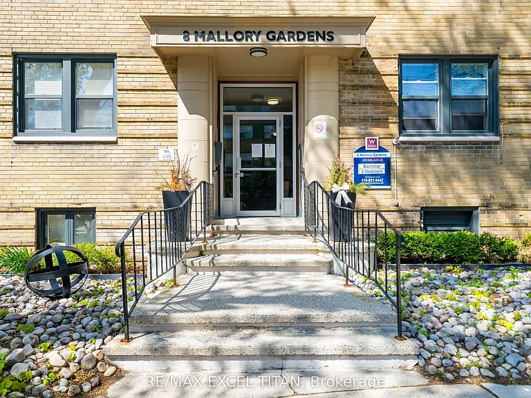 8 Mallory Gdns #4 — Photo 1
