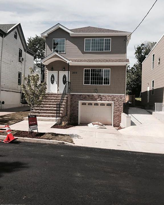 1st image of 203 Chestnut Ave