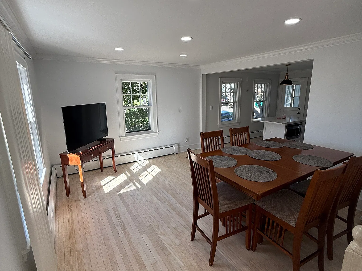 4 bed, 2.0 bath, 1416 sqft, $3,500 — Photo 3
