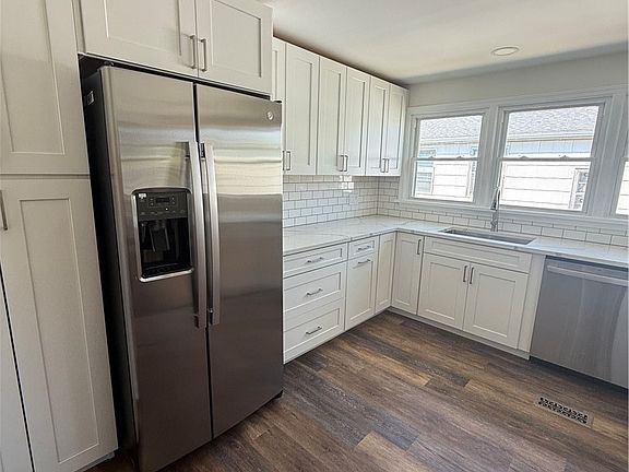 3rd image of 113 Argyle Ave