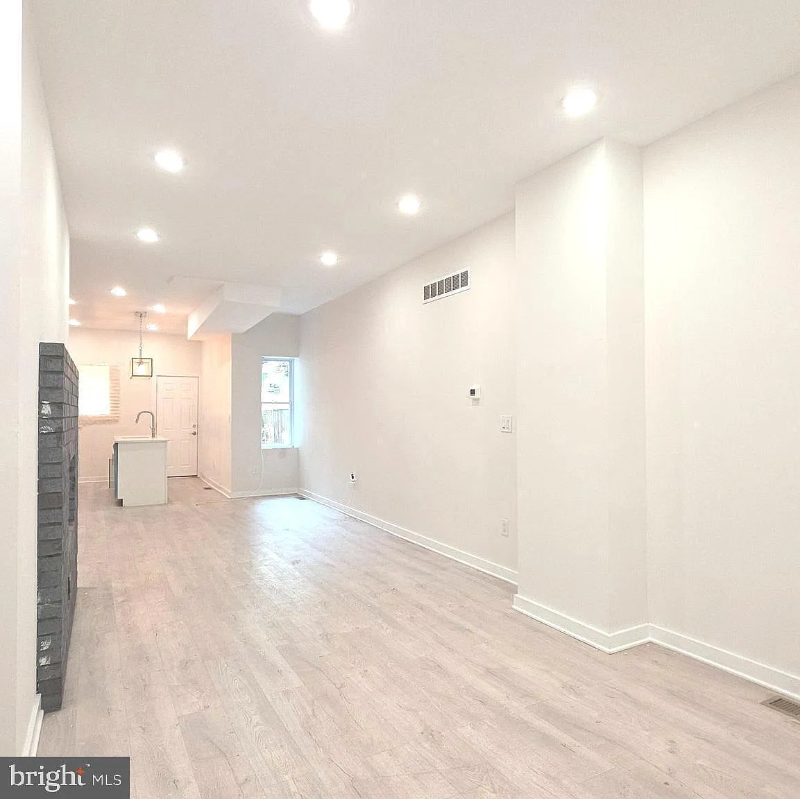4 bed, 1.5 bath, 1184 sqft, $1,900 — Photo 2