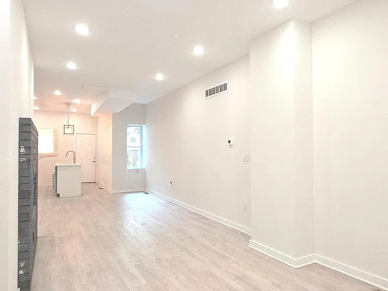 3226 Page St — Photo 2