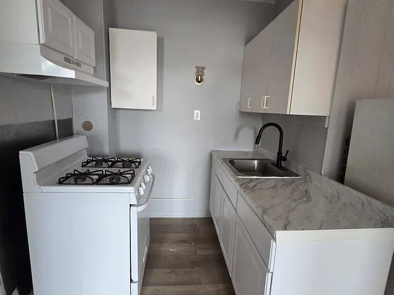 185 Avenue E #4 — Photo 2