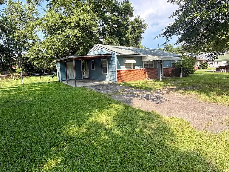 208 Crescent Dr — Photo 3