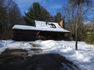 16201 Red Pine Ct, Holland, MI 49424