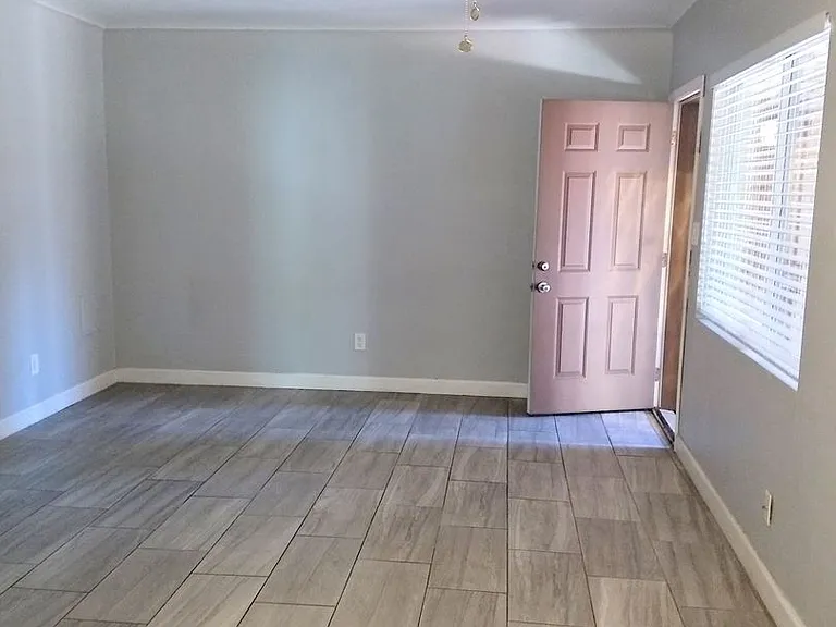 114 E Mariposa St #4 — Photo 3