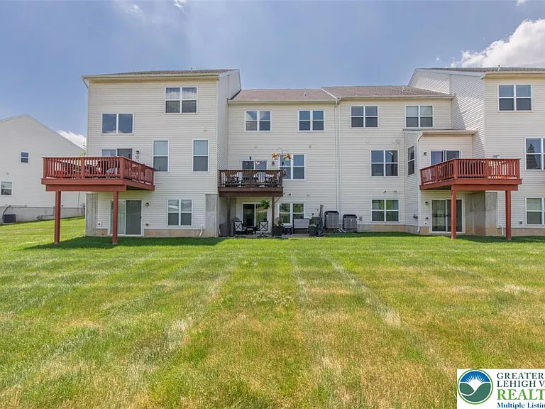 991 King Way — Photo 4