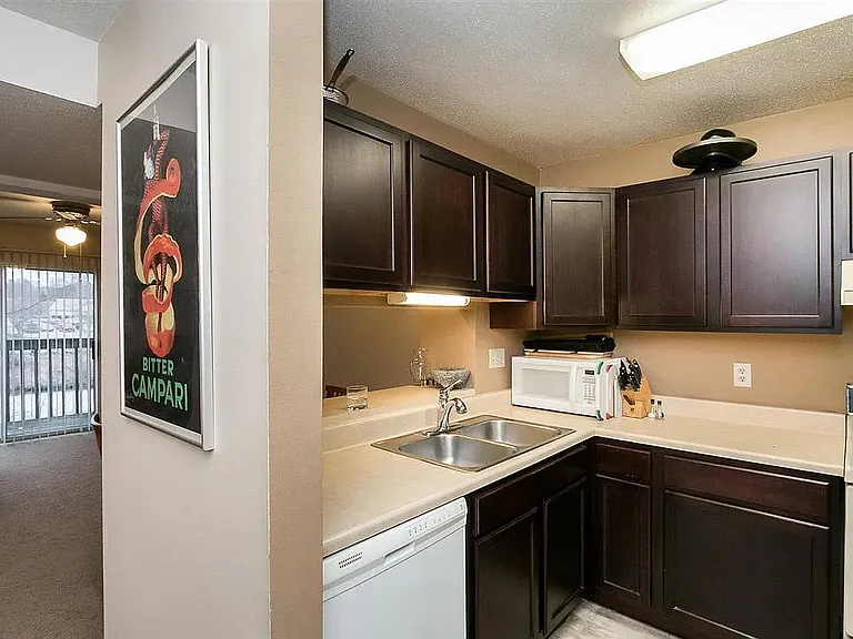 2420 Bittersweet Ct — Photo 4