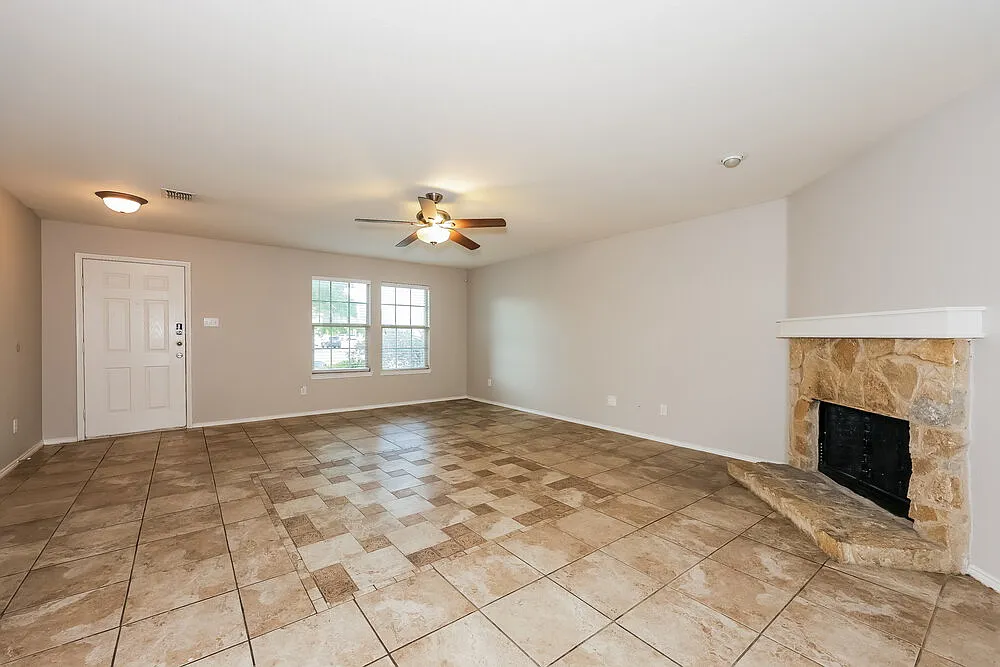 3 bed, 2.0 bath, 1895 sqft, $2,230 — Photo 3