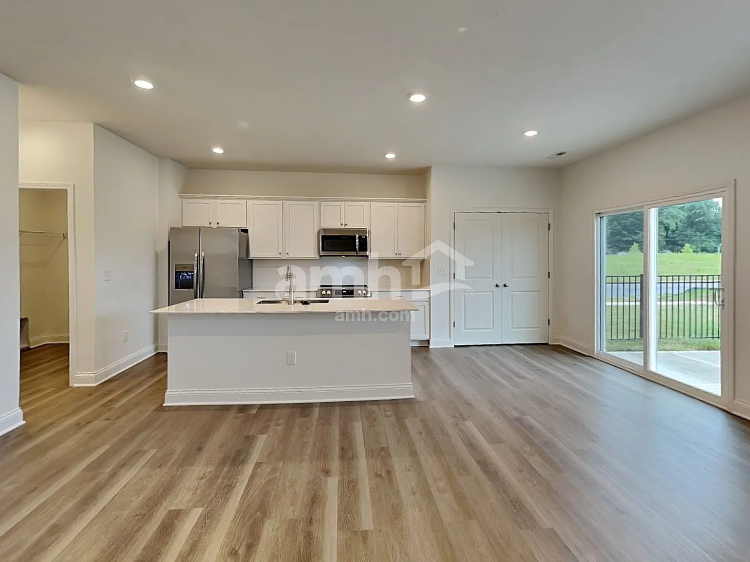 4 bed, 2.5 bath, 1977 sqft, $2,700 — Photo 4