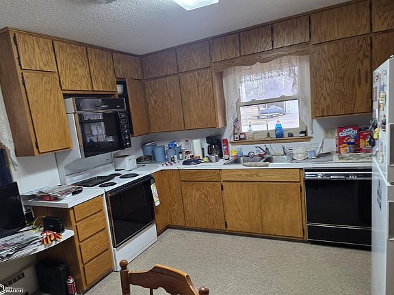 2nd image of 208 W Chestnut