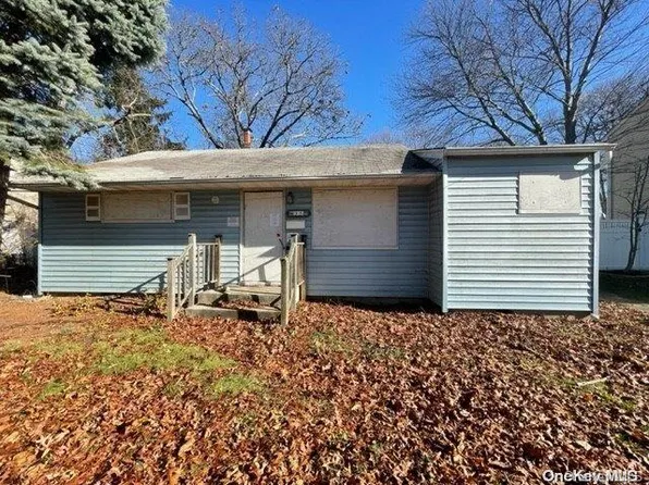 35 Pequot Lane, East Islip, NY 11730