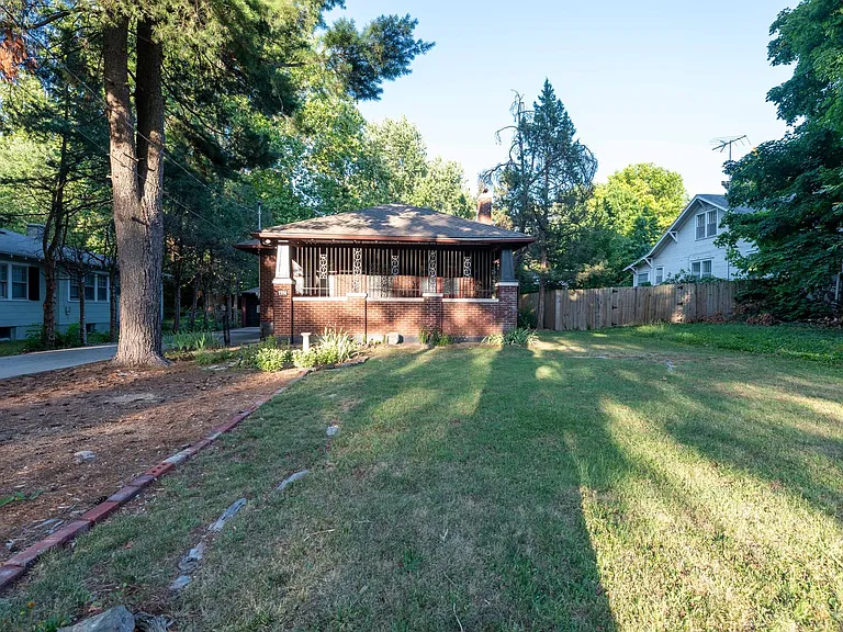 1554 S Campbell Ave — Photo 3