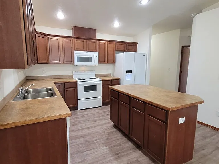1216 W Franklin St — Photo 6