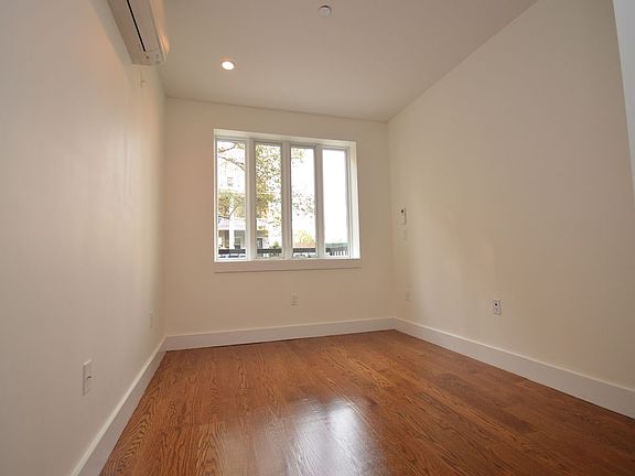 3rd image of 194 Hawthorne St APT 3F