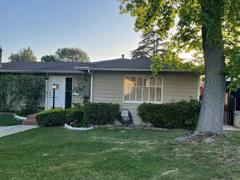 1085 Riviera Dr — Photo 17