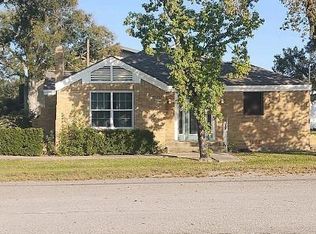 220 N Chenango St, Angleton, TX 77515