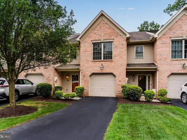 541 Pond View Ct, Harrisburg, PA 17110