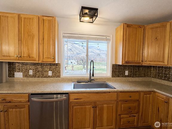 3rd image of 714 Juniper
