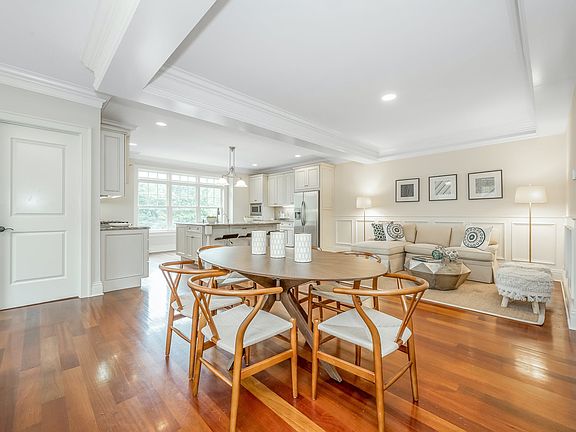4th image of 40 Oak Ridge St
