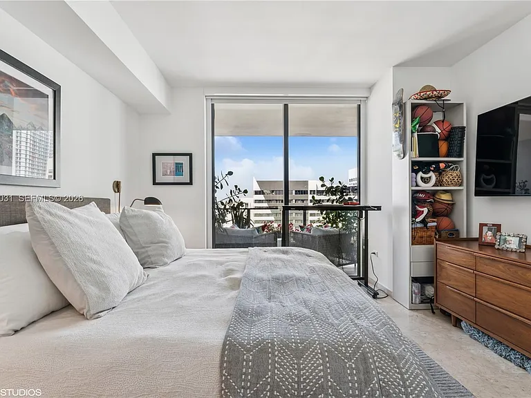 88 SW 7th St #1804 — Photo 34
