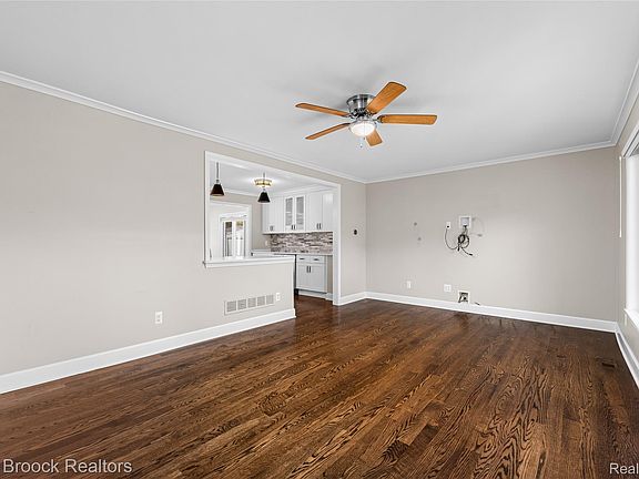 2nd image of 1445 Holland St
