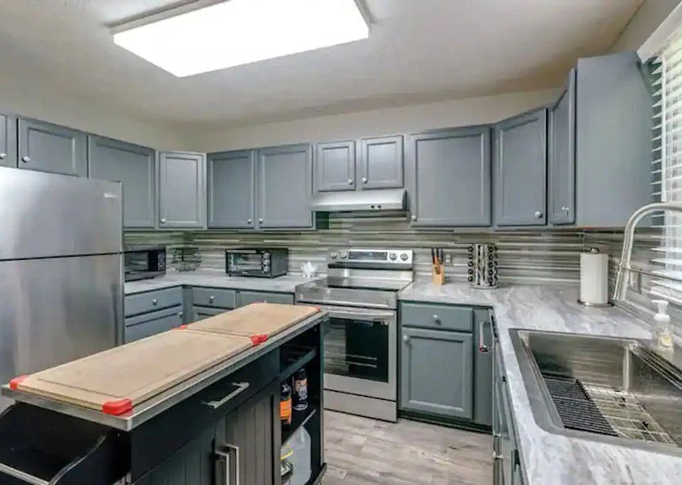 Kitchen with fridge, stove and built-in dishwasher