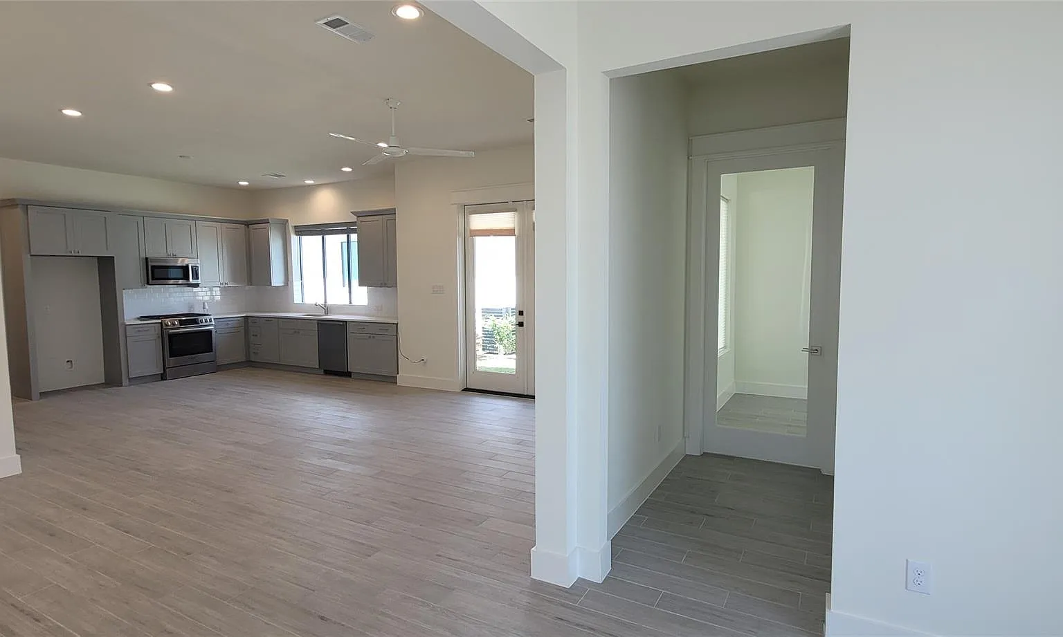 3 bed, 2.5 bath, 1850 sqft, $2,495 — Photo 3
