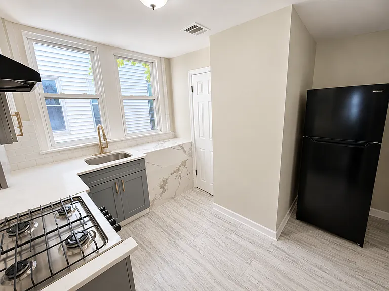 581 N 5th St #2F — Photo 2