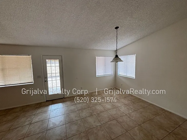 1821 W Mountain Oak Ln — Photo 6
