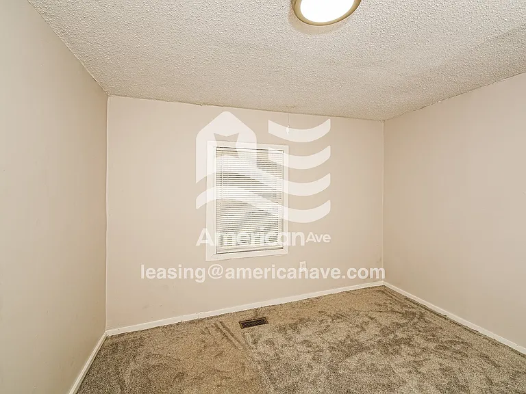 1483911_013_bedroom_12.jpg