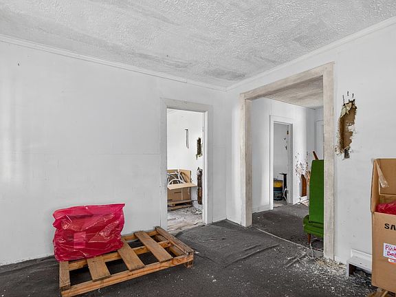 3rd image of 1030 Langford Ln