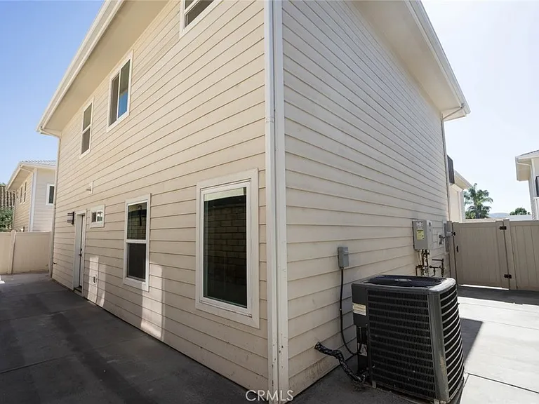 642 W Grand Ave — Photo 27