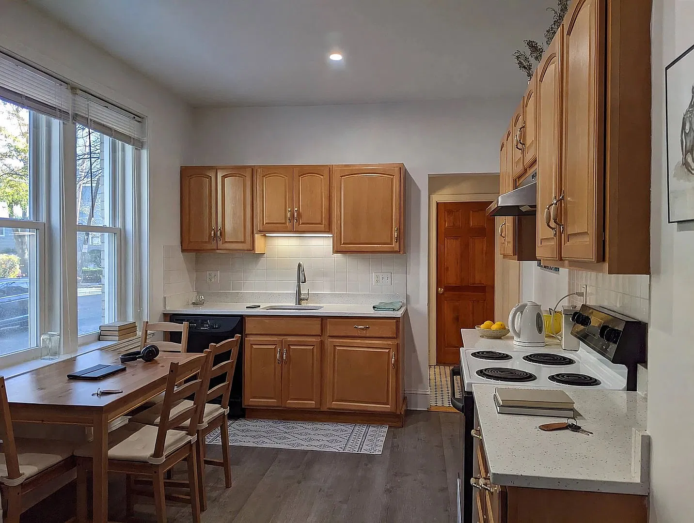 Get a $1,000 Utility Rebate this month! Fantastic Spacious Apt w Ht/HW Included in Rent! — Photo 2