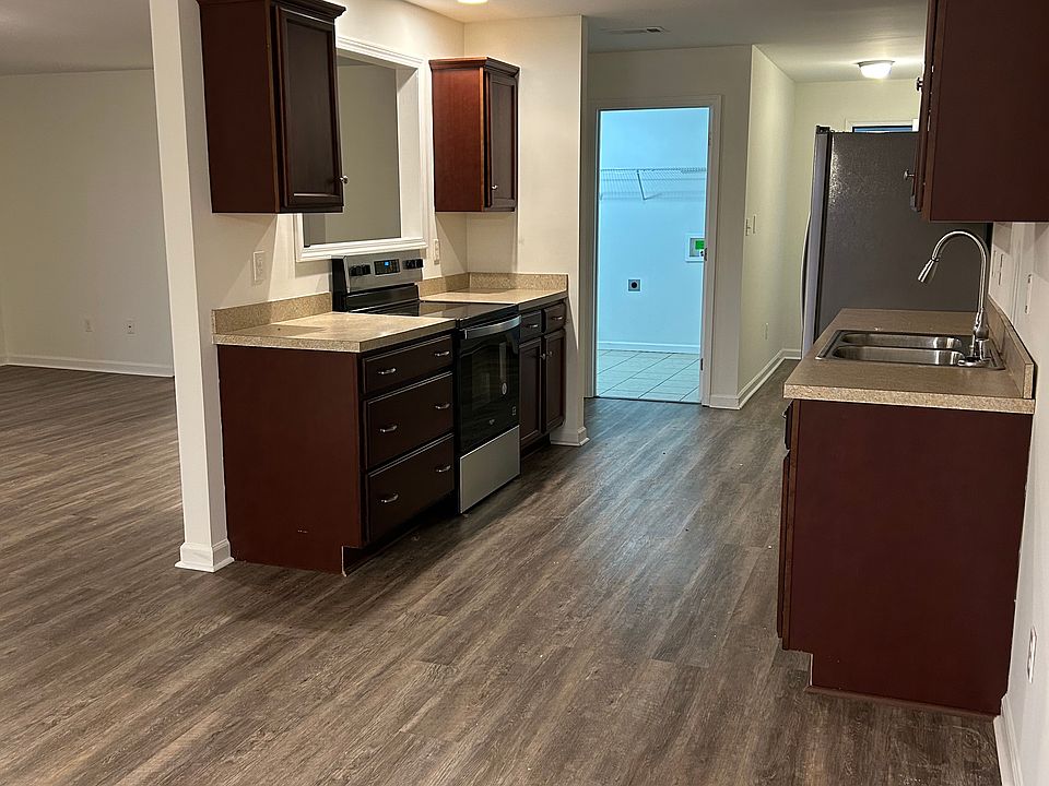 1st image of 584 Regency Cir #584